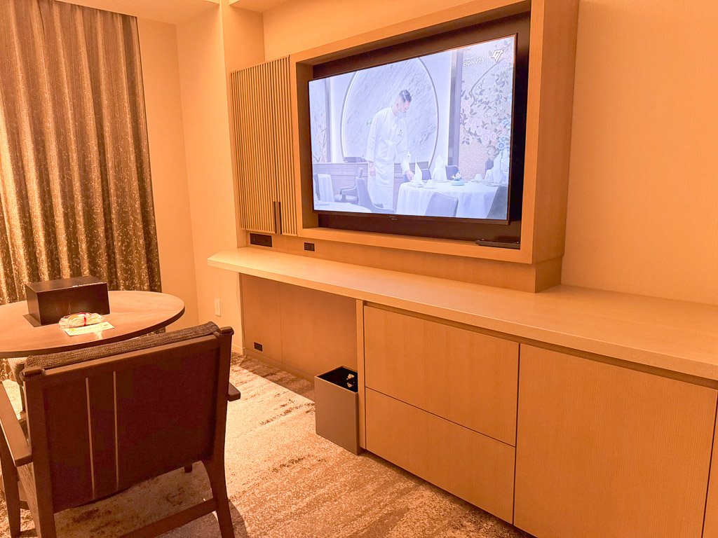 大阪ステーションホテル客室のテレビとデスク