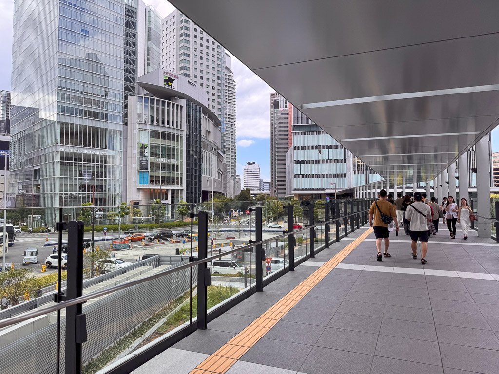 KITTE大阪から大阪ステーションホテルへ向かう通路