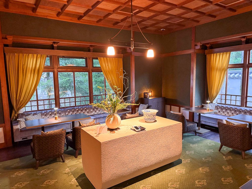  紫翠の室内 チェックインエリアで落ち着いた和風のインテリア  Shisui interior check-in area with serene Japanese-style decor 
