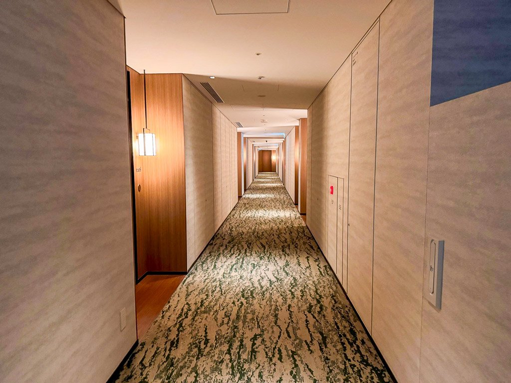  紫翠のホテル廊下  Hotel corridor at Shisui 