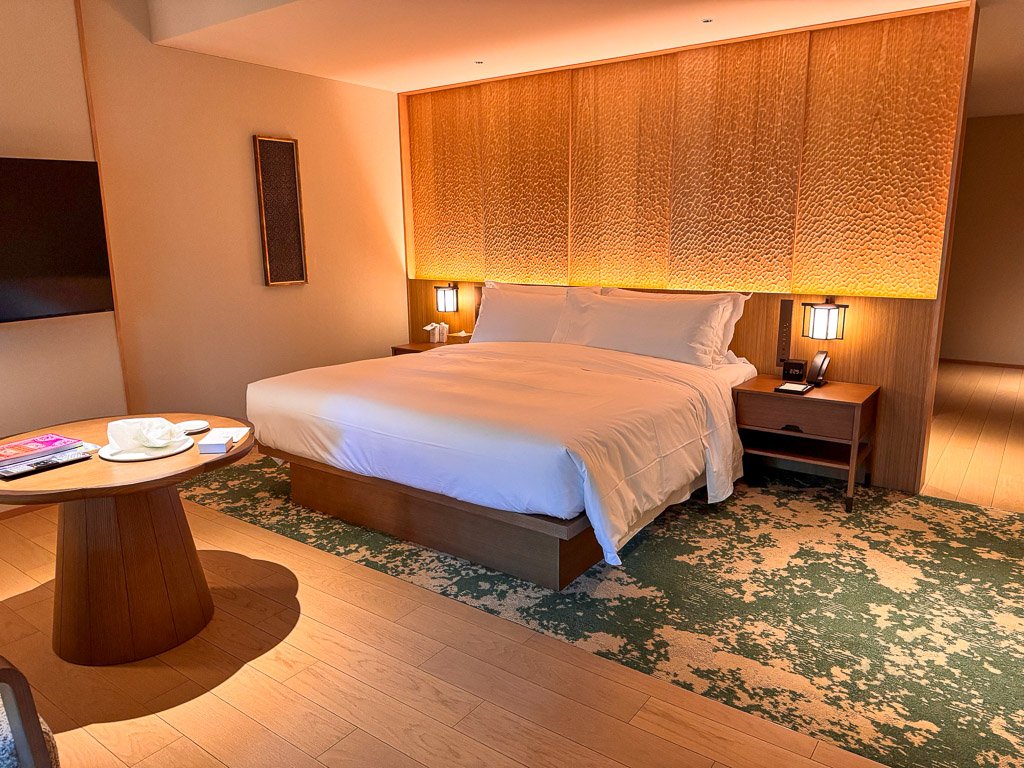  紫翠のデラックスキングルーム ベッドとナイトスタンド  Deluxe King Room at Shisui with bed and nightstands 