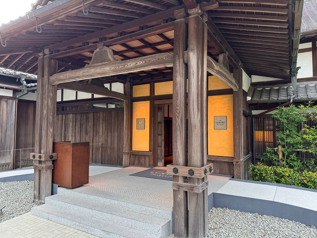 紫翠のエントランス部分を写した画像です 伝統的な日本建築の木造構造が目立ち 美しい和風の玄関が宿泊客を迎えます  This image captures the entrance area of Shisui The traditional wooden structure of Japanese architecture stands out and the beautiful Japanese-style entrance welcomes guests 
