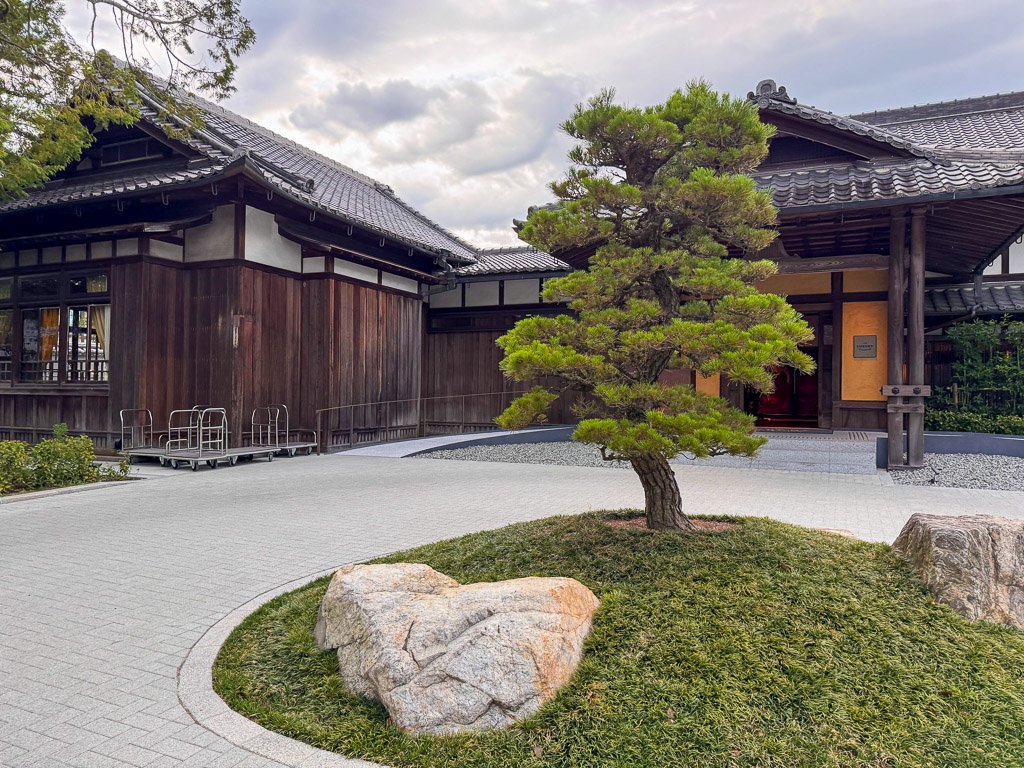  紫翠のエントランス部分を写した画像です 伝統的な日本建築の木造構造が目立ち 美しい和風の玄関が宿泊客を迎えます  This image captures the entrance area of Shisui The traditional wooden structure of Japanese architecture stands out and the beautiful Japanese-style entrance welcomes guests 