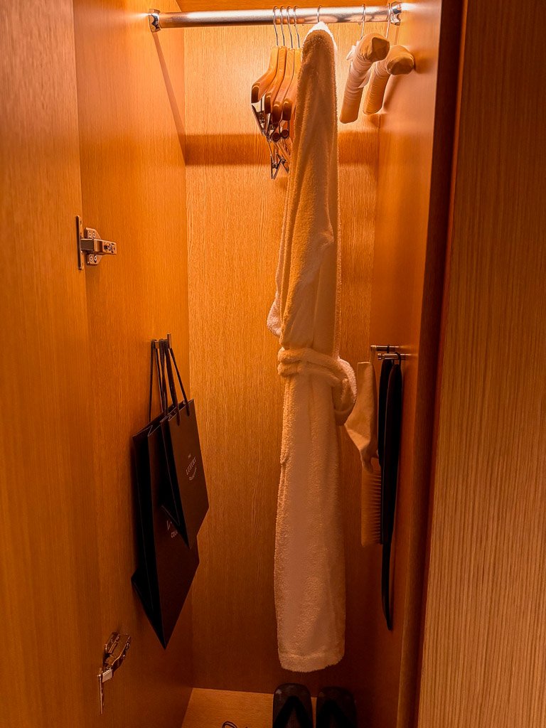  紫翠の客室内のクローゼットとバスローブ  Closet and bathrobe in a guest room at Shisui 