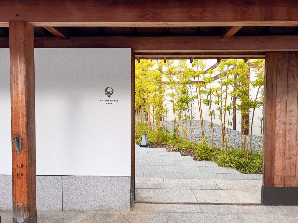  紫翠のゲストルーム棟の入口と竹林  Entrance to the guest room building at Shisui with bamboo grove 