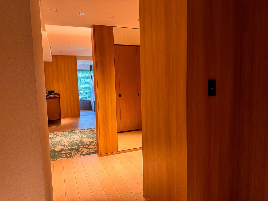  紫翠の客室の広々とした廊下とクローゼットエリア  Spacious hallway and closet area in a guest room at Shisui 