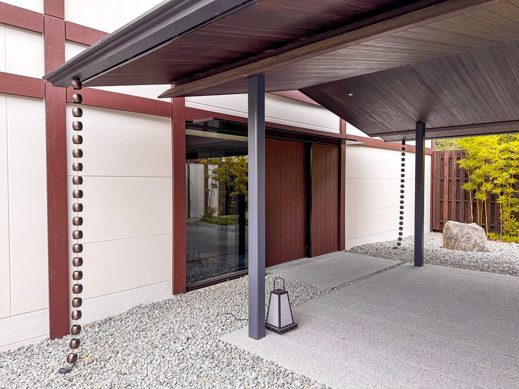  紫翠のゲストルーム棟の玄関前と雨鎖  Entrance area of the guest room building at Shisui with a rain chain 