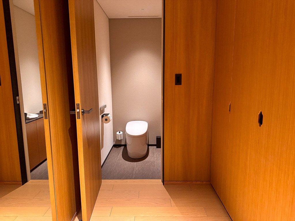  紫翠の客室内のトイレエリア  Toilet area in a guest room at Shisui 