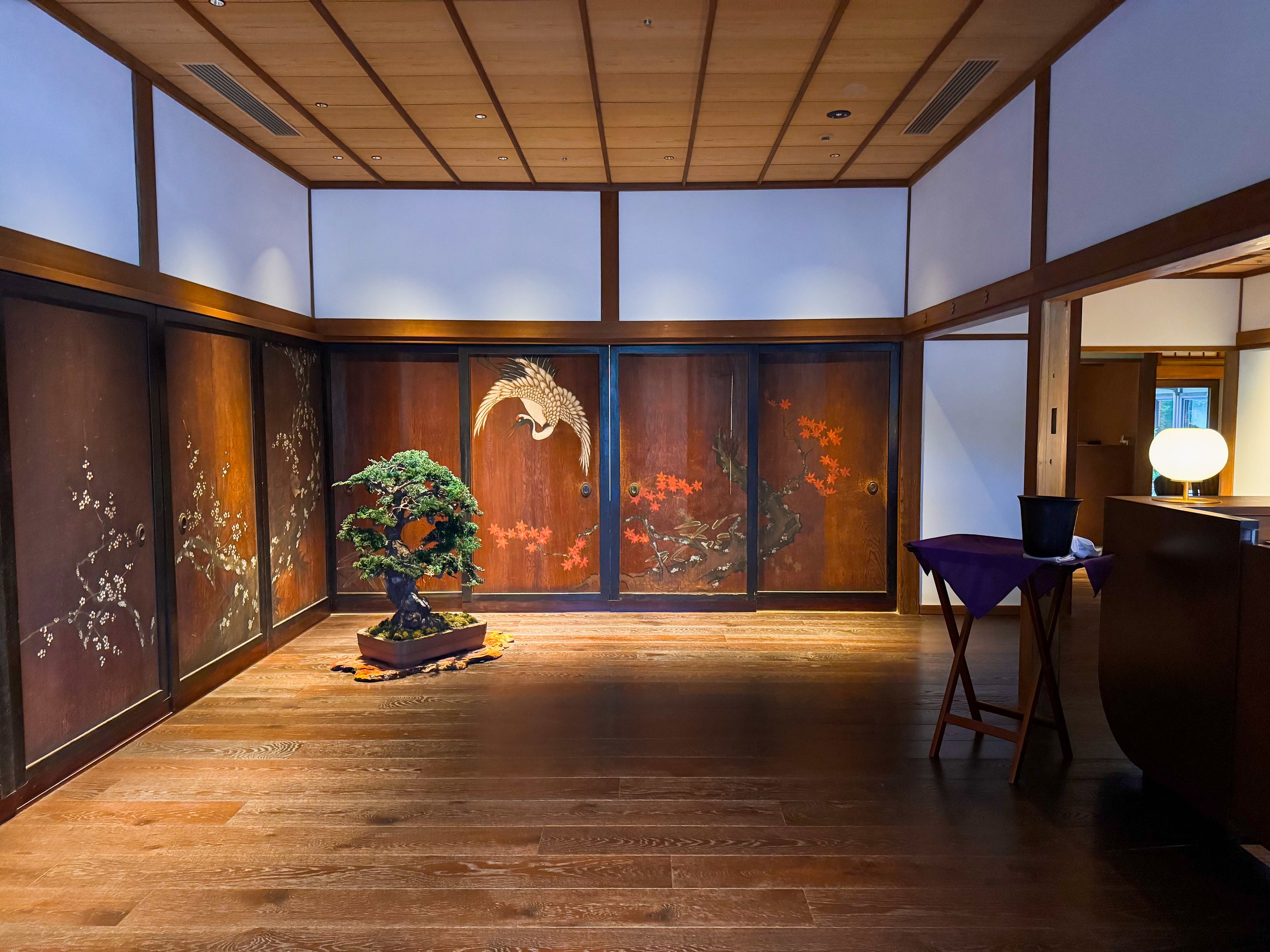  紫翠の和風の一角 花や鳥が描かれた引き戸と盆栽  Traditional Japanese-style corner in Shisui with sliding doors featuring flowers and birds and a bonsai 