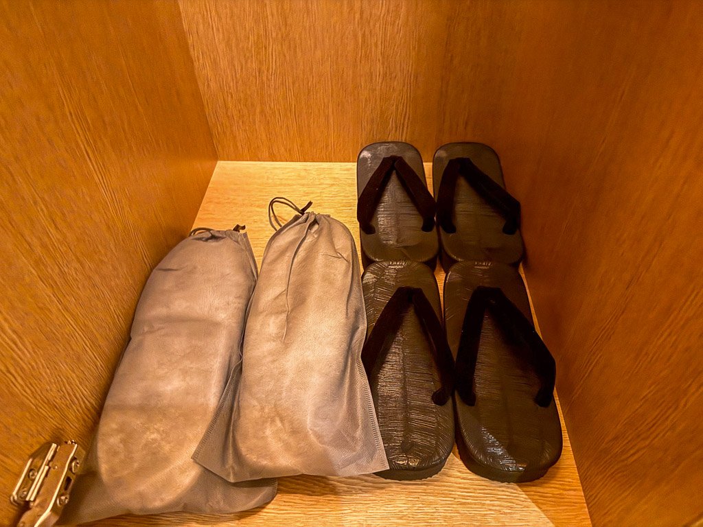  紫翠の客室内に用意されたスリッパと下駄  Slippers and traditional wooden sandals (geta) provided in a guest room at Shisui 