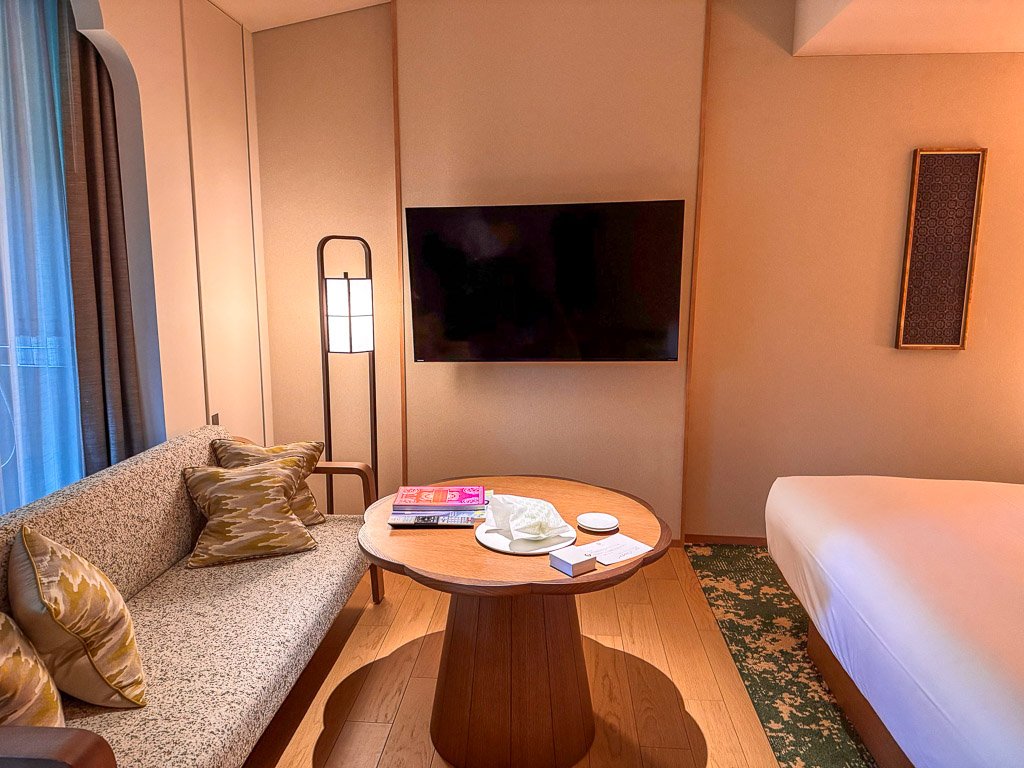  紫翠のデラックスキングルーム ソファとテーブルエリア  Sofa and table area in the Deluxe King Room at Shisui 