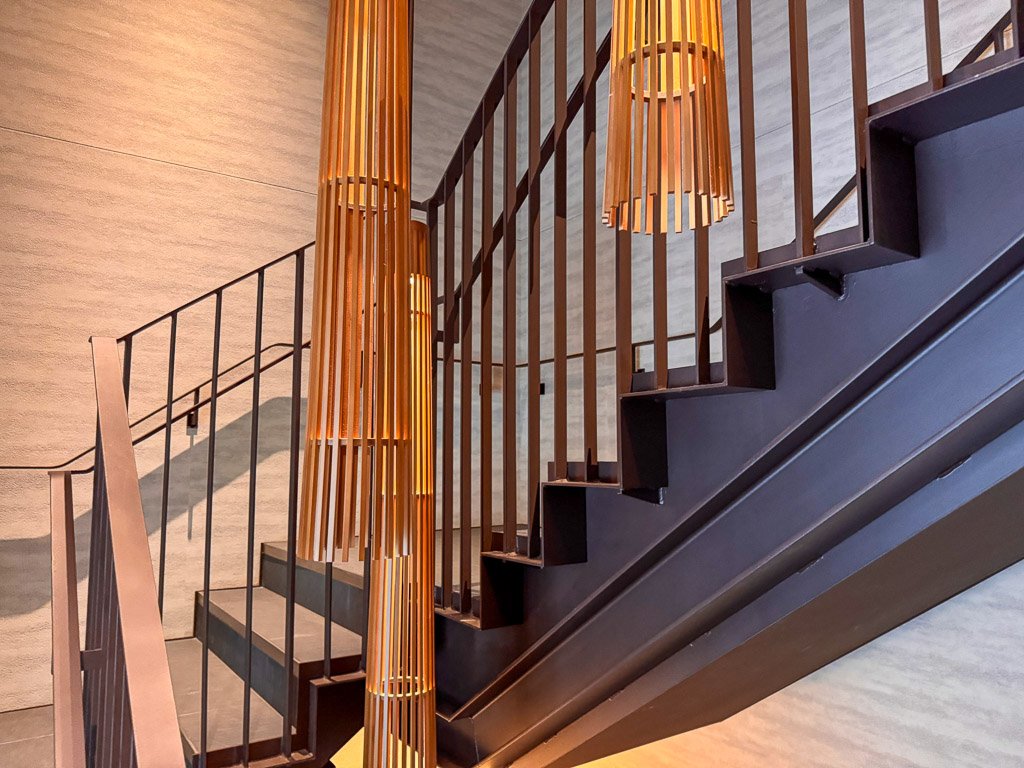  紫翠の階段と和風の照明  Staircase and Japanese-style lighting at Shisui 