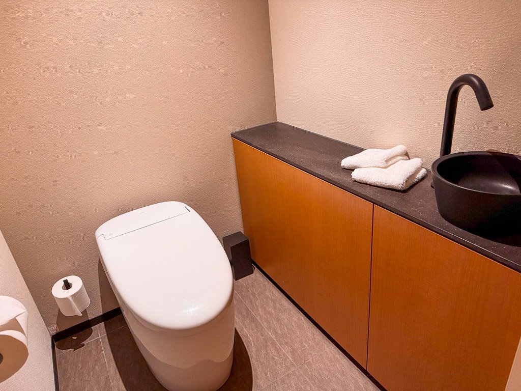 紫翠の客室内のトイレと洗面台  Toilet and washbasin area in a guest room at Shisui 
