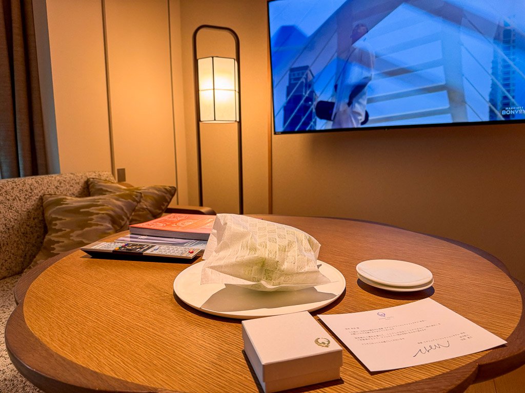  紫翠ホテルのウェルカムメッセージとスイーツがテーブルに置かれている  Welcome message and sweets on the table at Shisui Hotel 