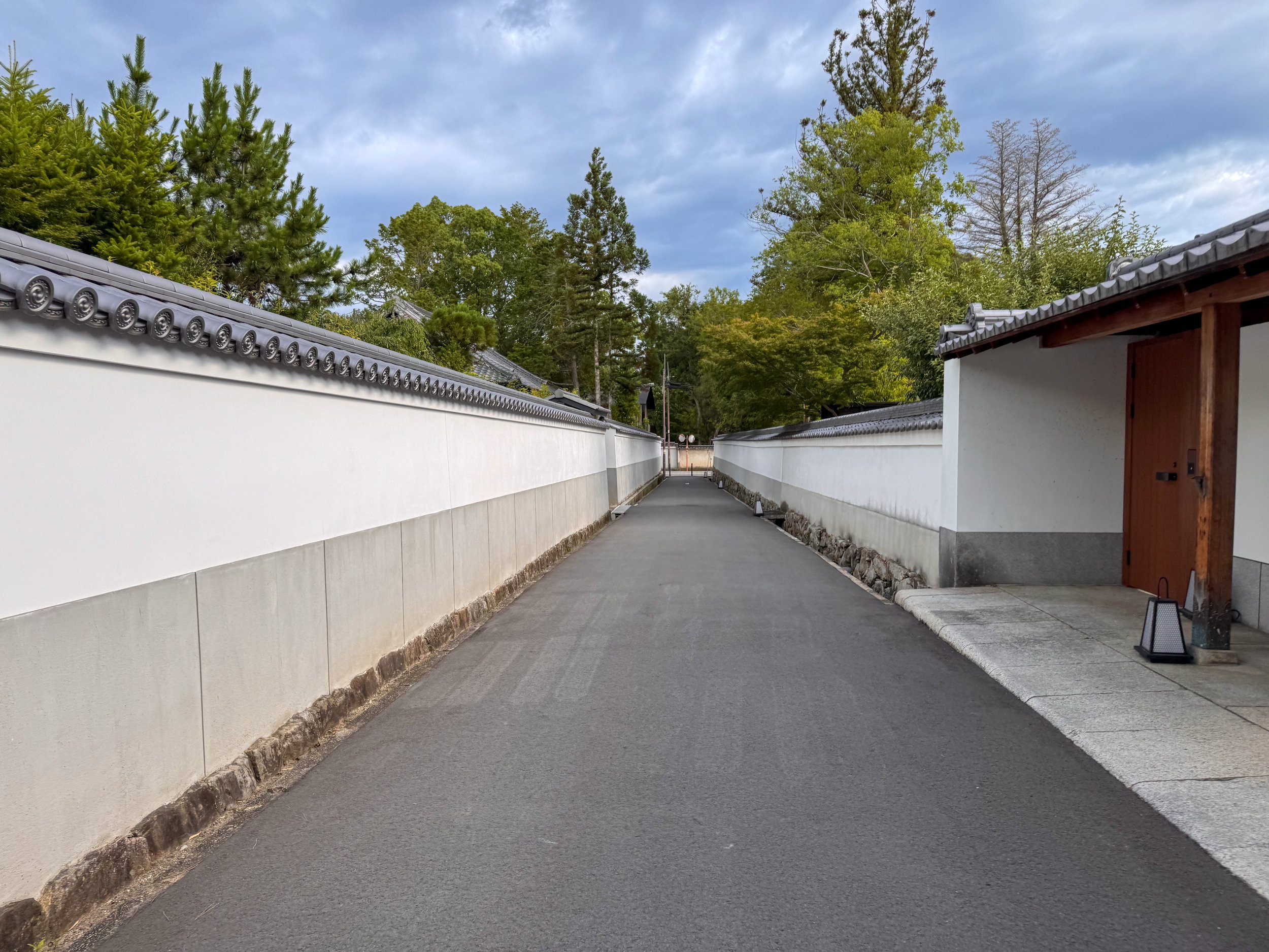  紫翠の敷地内の長い白壁の通路  Long white-walled pathway within the grounds of Shisui 
