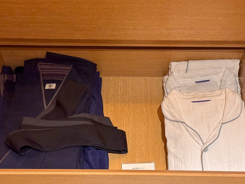  紫翠の客室に用意された浴衣とパジャマ  Yukata and pajamas provided in a guest room at Shisui 