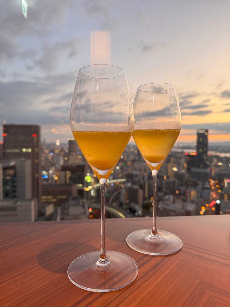 夕暮れの大阪市街を眺めながら楽しむスパークリングワイン