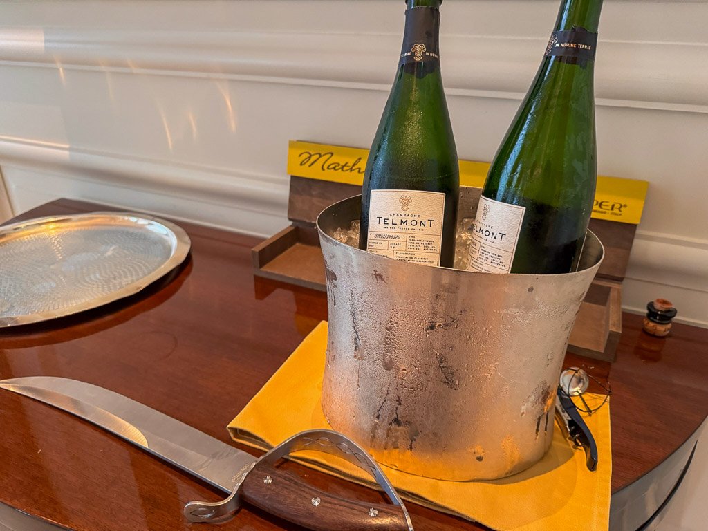 セントレジス大阪では、毎日午後5時に行われるシャンパンのイブニングリチュアルで、ナポレオン・ボナパルトに由来するサブラージュ（シャンパンの剣開け）の技術が披露されます。ナポレオンの「シャンパンは、勝利にふさわしく、敗北に必要な飲み物である」という言葉が象徴的です。  The St. Regis Osaka hosts a daily Champagne Evening Ritual at 5 PM, where the art of sabrage, famously associated with Napoleon Bonaparte, is celebrated. The ritual harkens back to Napoleon’s belief that ‘Champagne is the drink of victory and the necessity in defeat. 