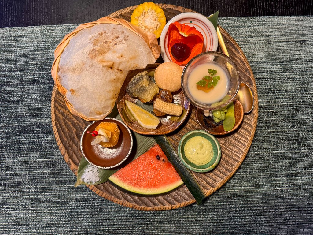  レストラン「翠葉」の時河（ときか）コースの前菜盛り合わせ、色鮮やかな季節の食材を使用した繊細な和食料理  Appetizer assortment from the “Tokika” course at the restaurant “Suiyou,” featuring vibrant and delicate Japanese dishes made with seasonal ingredients 