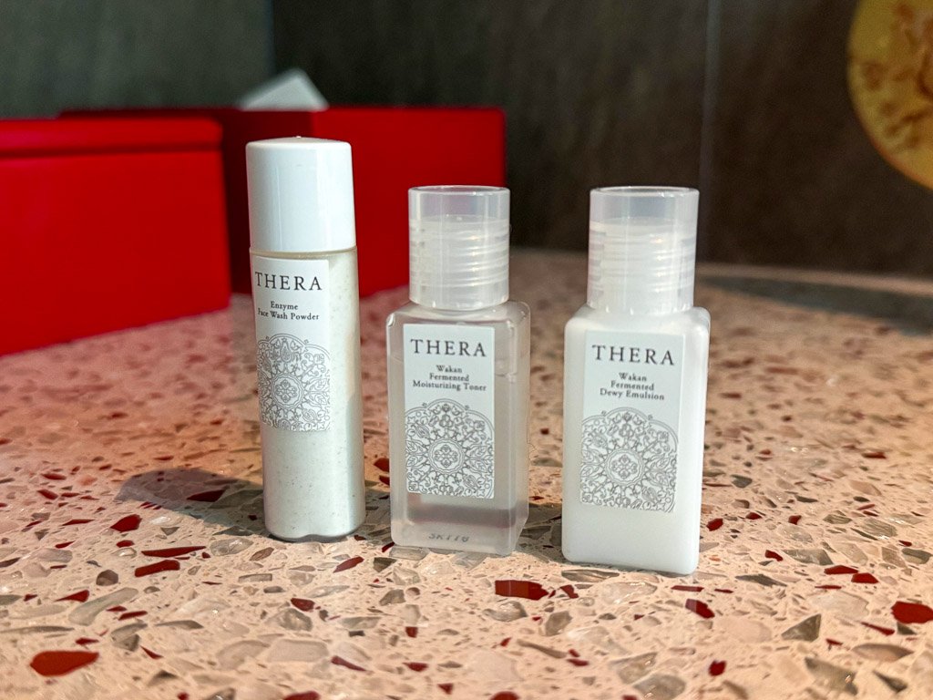  THERAブランドのスキンケアセット、奈良発の自然派化粧品が洗練されたデザインボトルに入っている  THERA brand skincare set from Nara, Japan, featuring natural cosmetics in elegantly designed bottles 