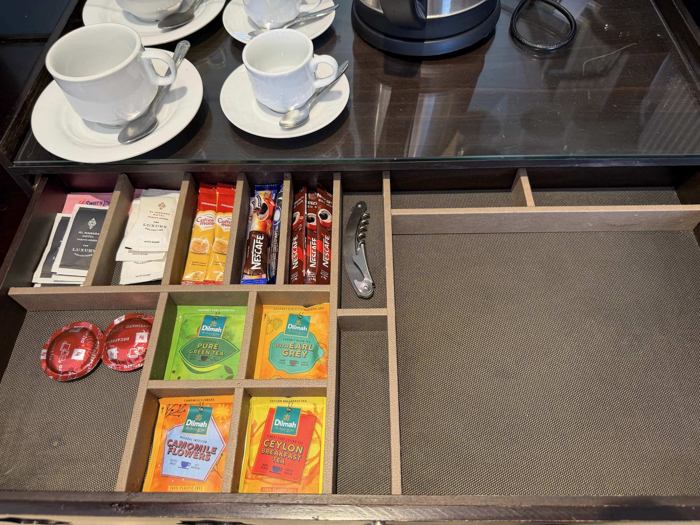 カップとお茶が並ぶ引き出し。