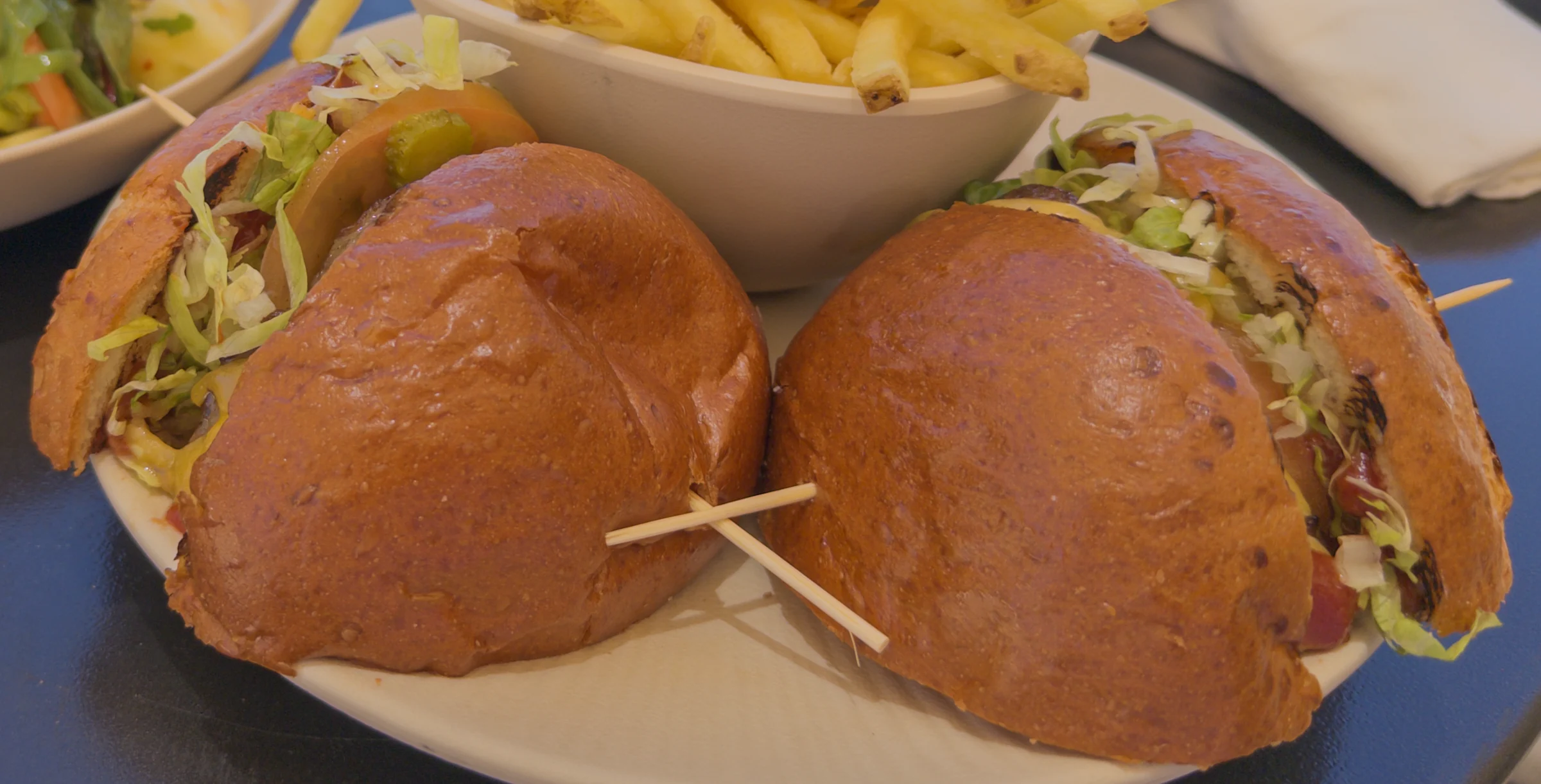 ビールと合わせたハンバーガーとポテト。