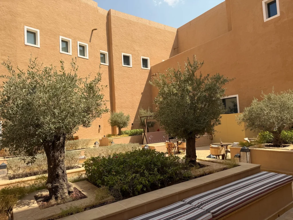 Bab Samhanの土色の建物と、緑のある中庭