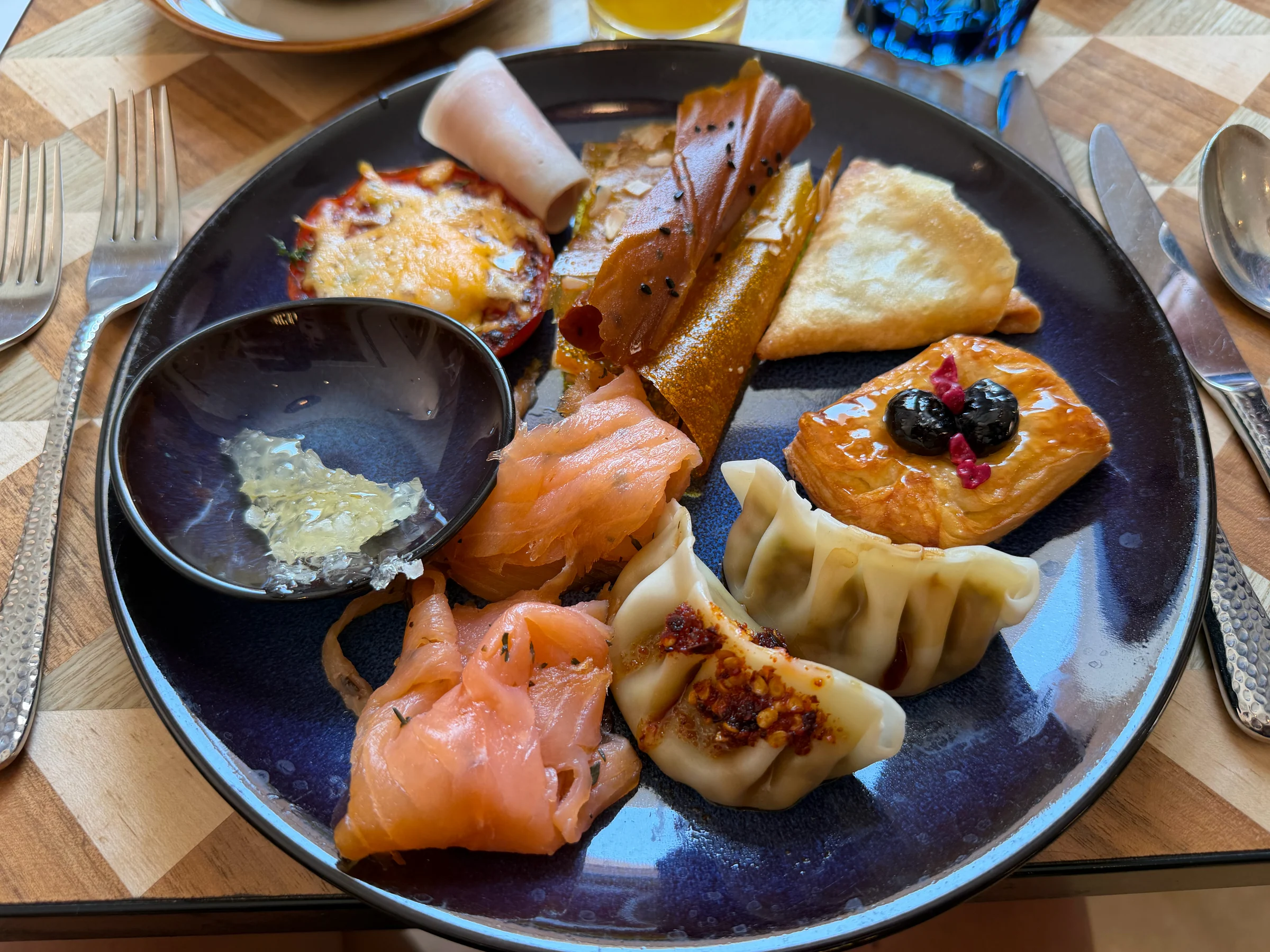 パンやサーモンを盛り合わせた朝食のプレート。