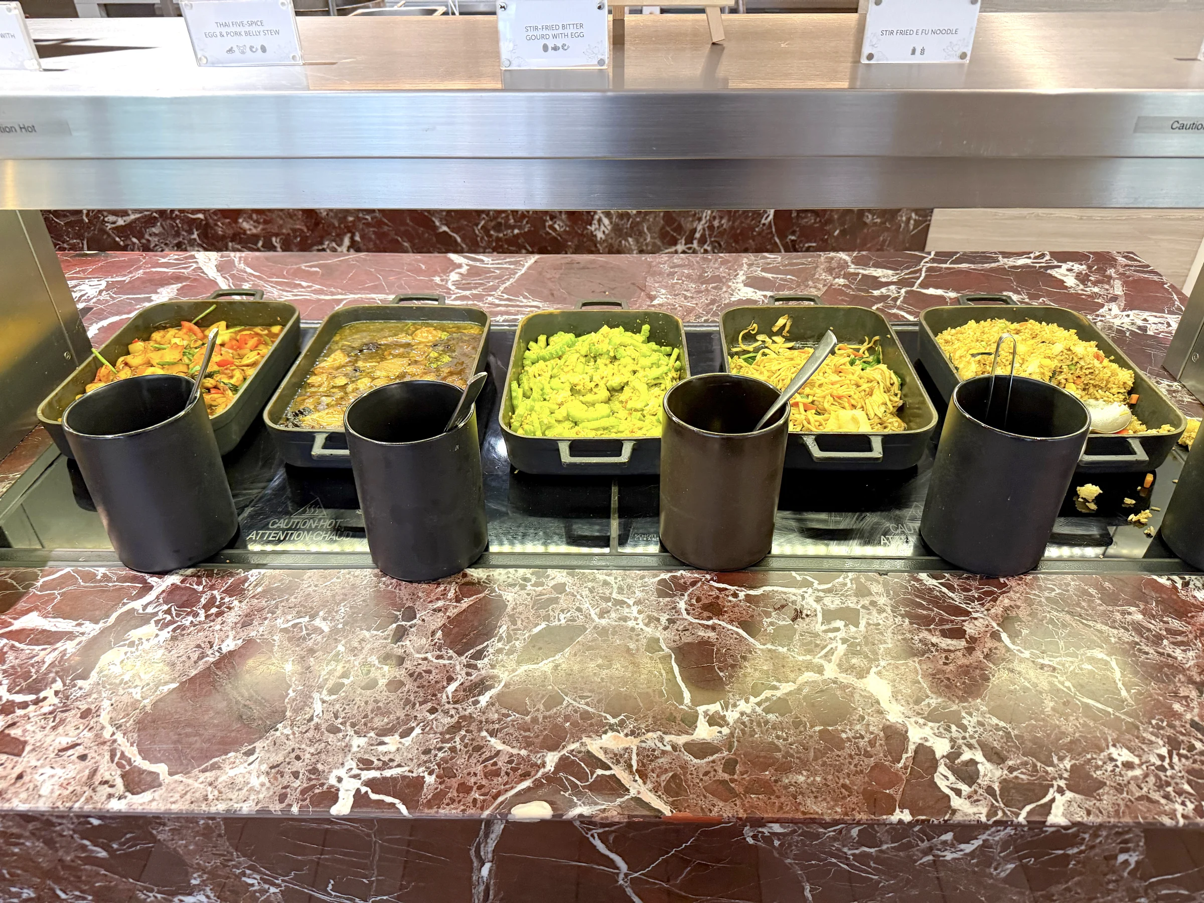 野菜の料理が並ぶ朝食コーナー