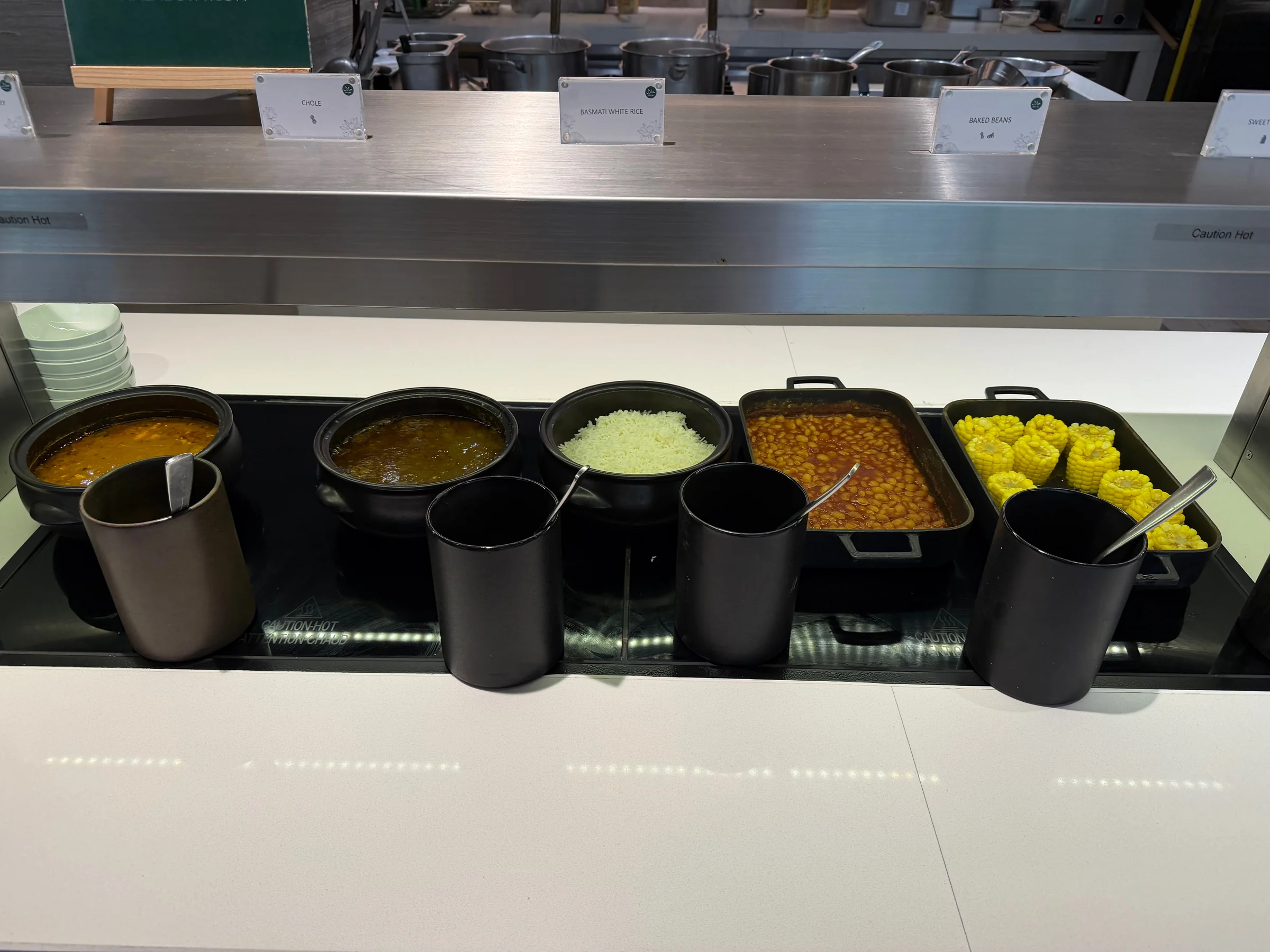スープや温かい料理が並ぶ朝食コーナー