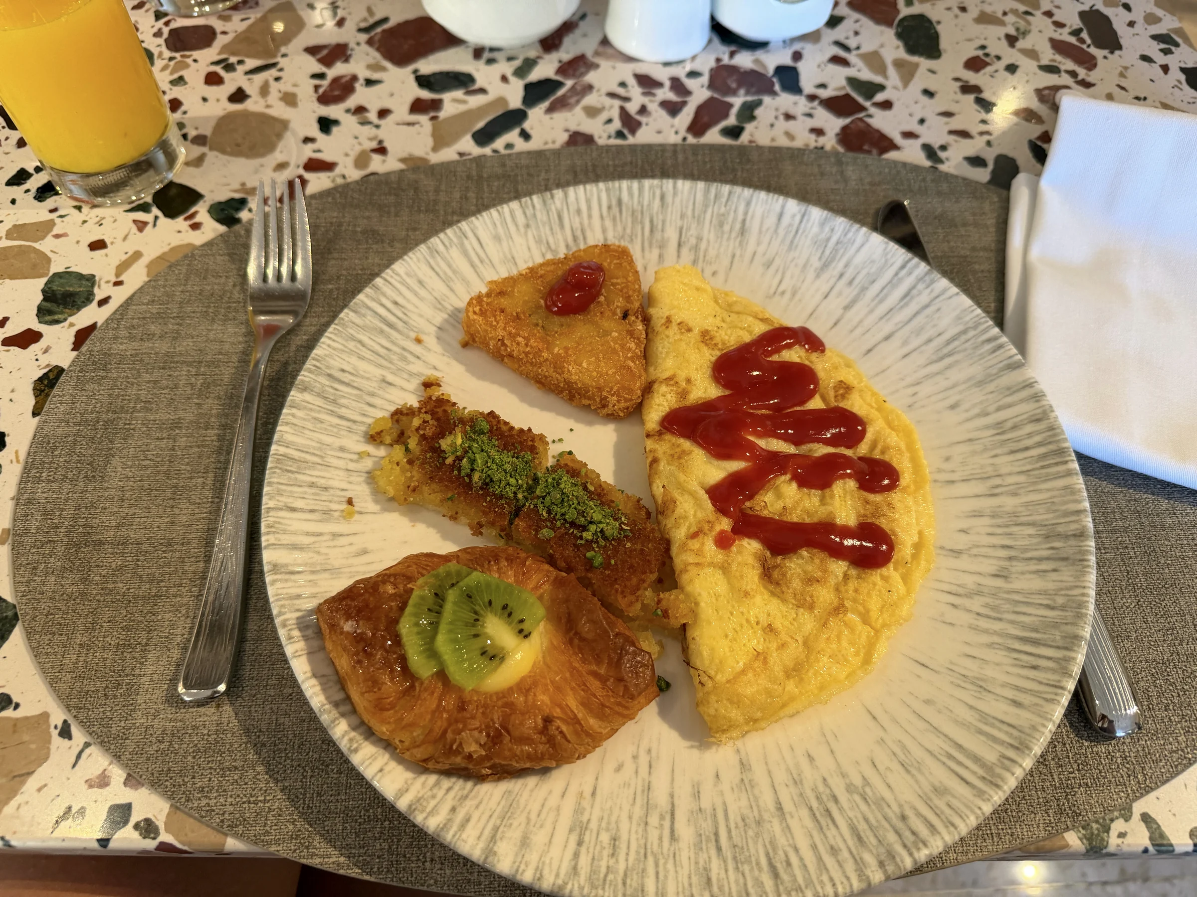 卵料理と一緒にいただく朝食。