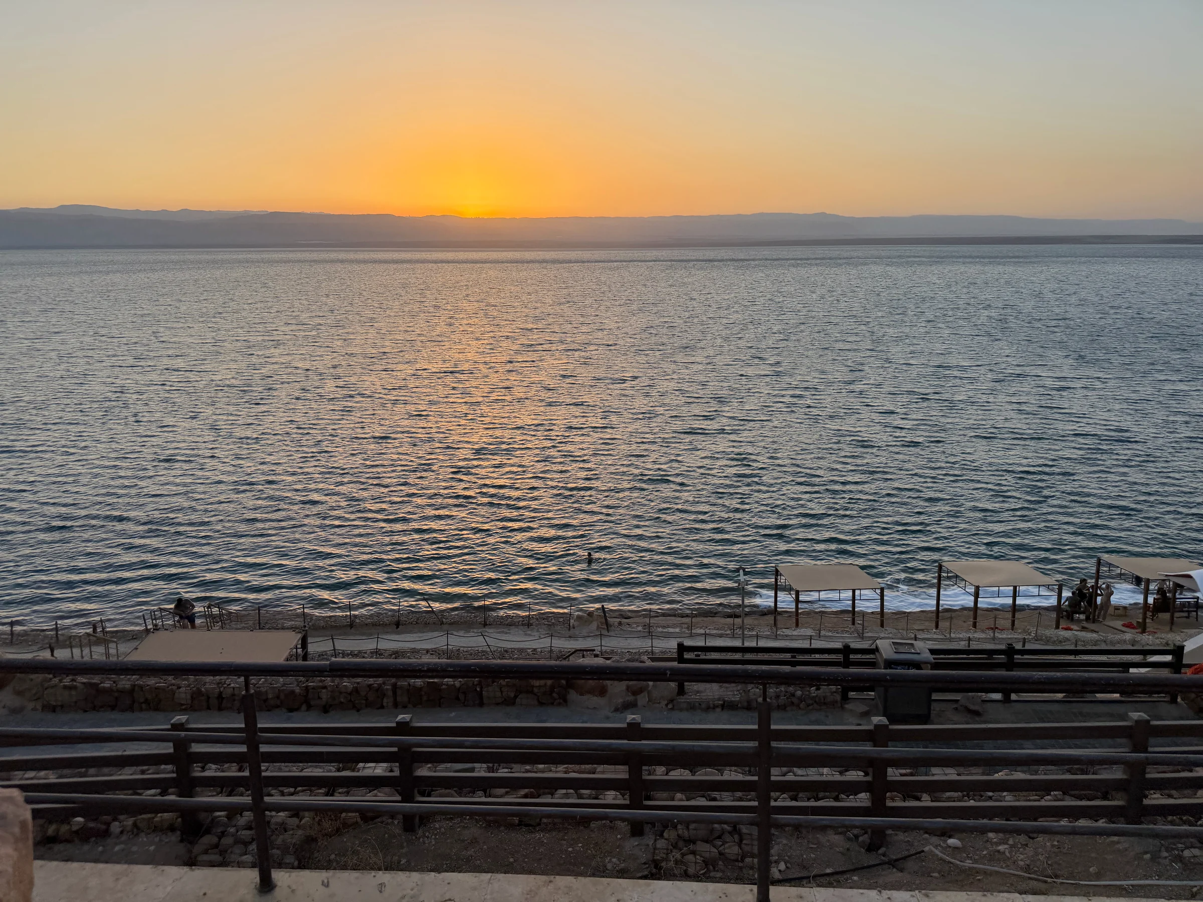 空と水面が染まる、死海の夕暮れ。