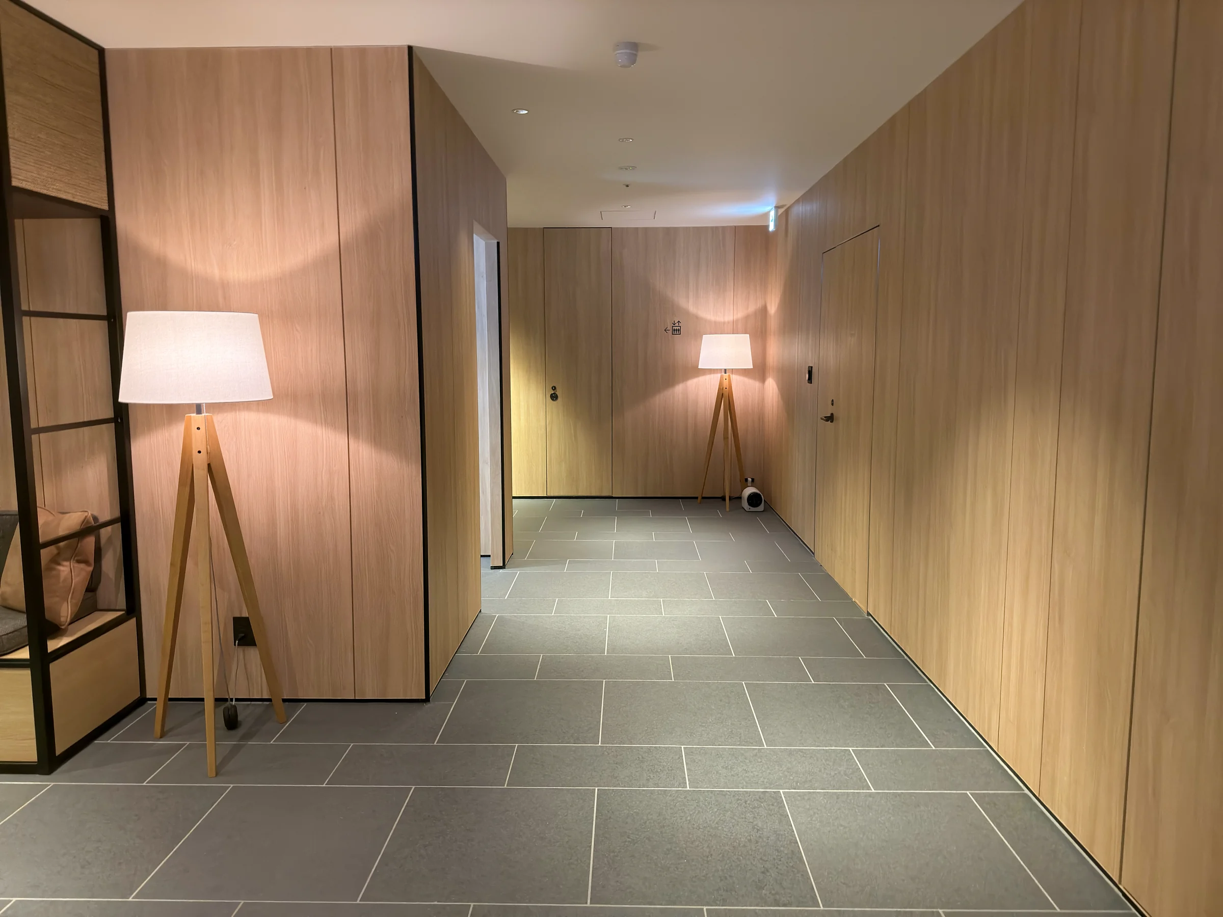 Wood-effect walls and an interior corridor