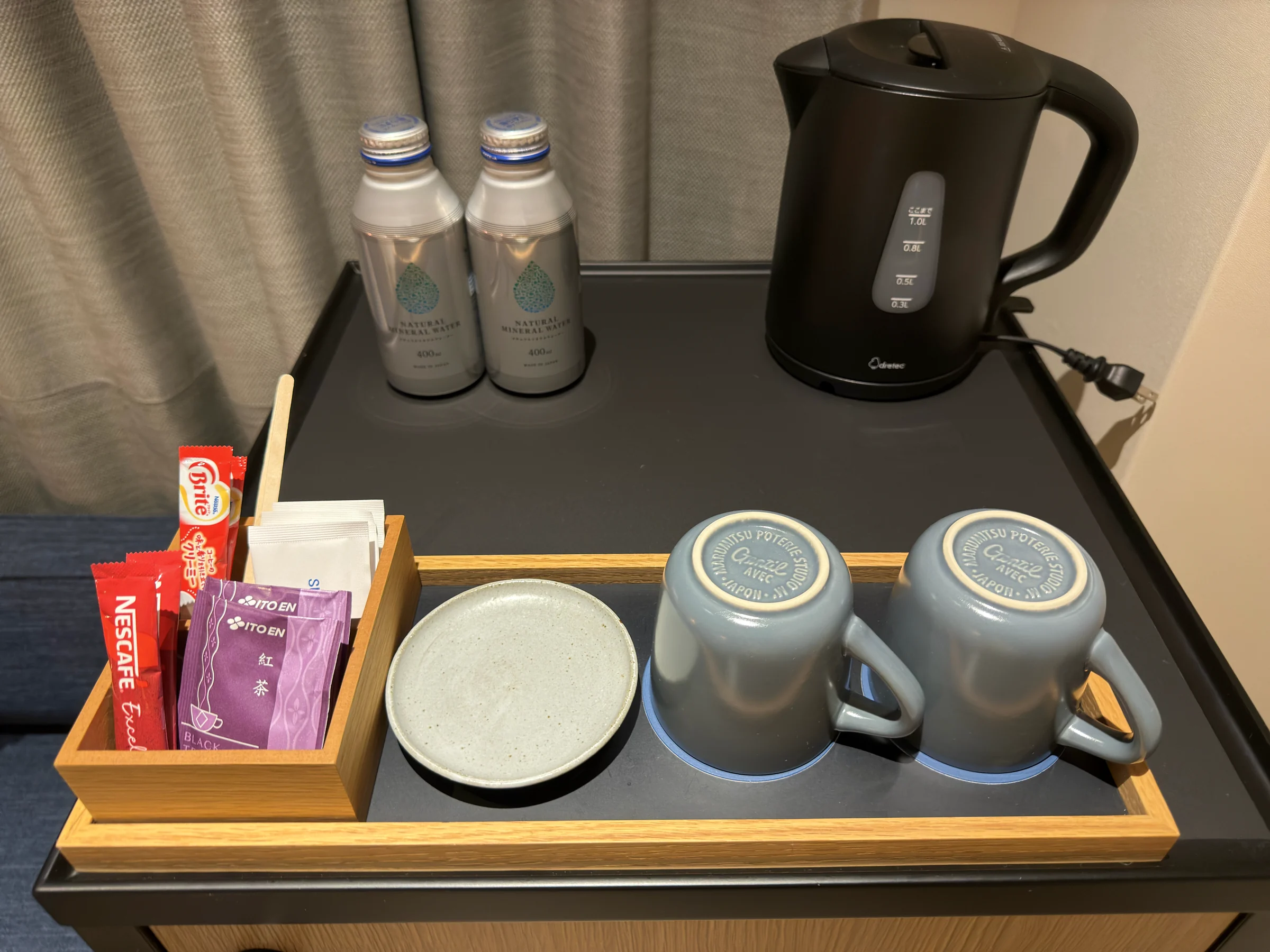 Water, coffee and tea in the room