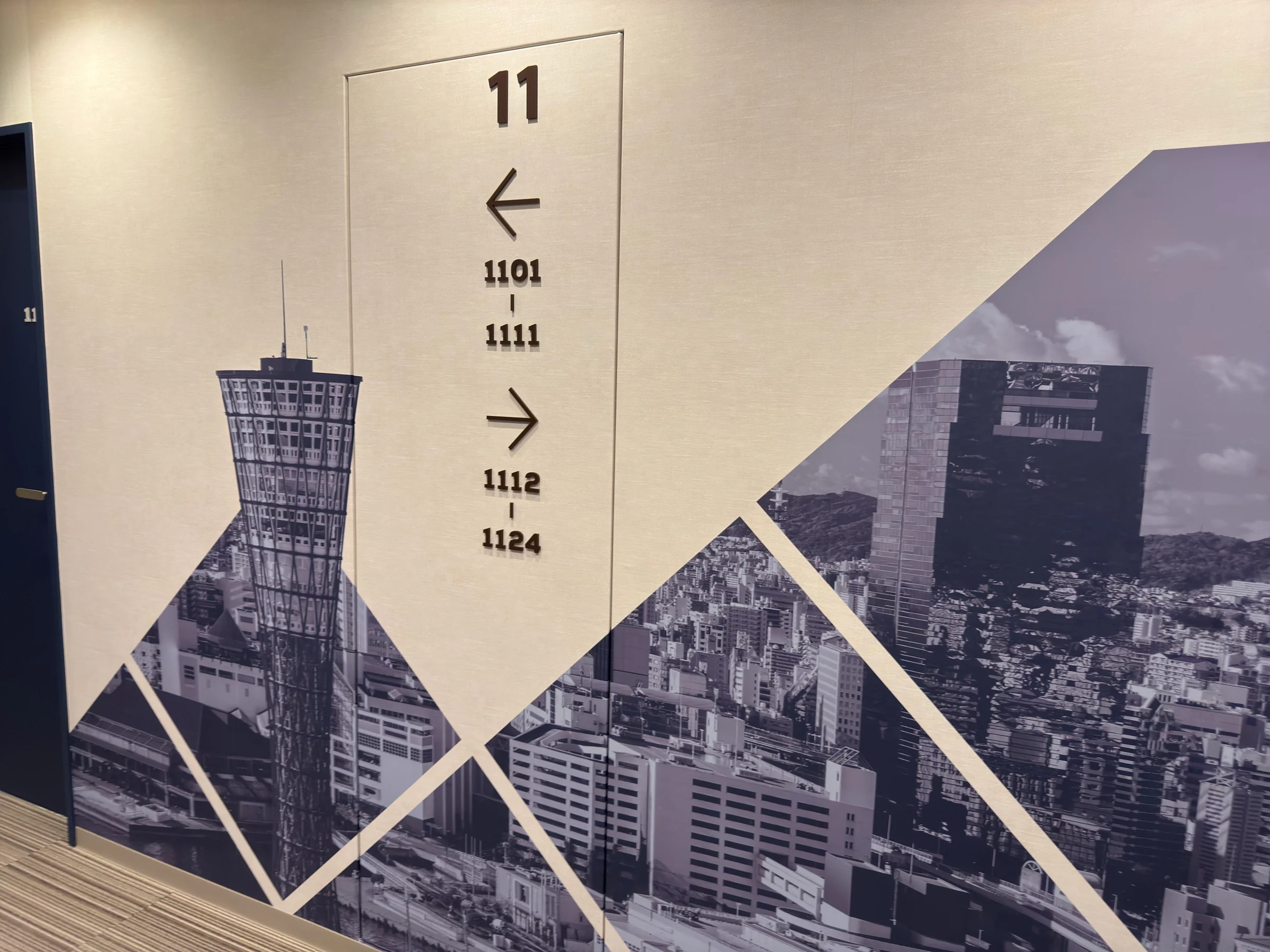 The 11th-floor sign illustrated with Kobe streets