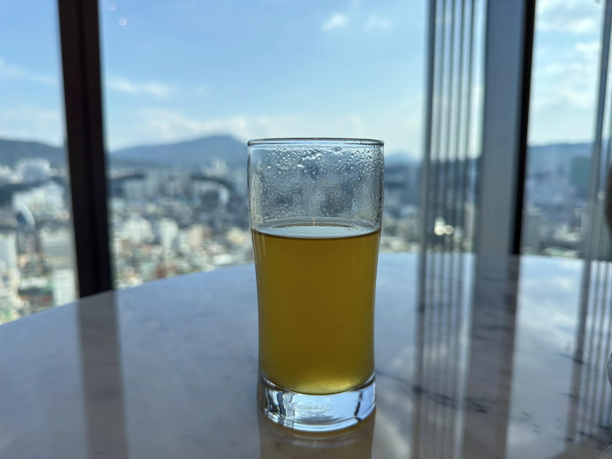窓辺でいただいたチェックインのドリンク。