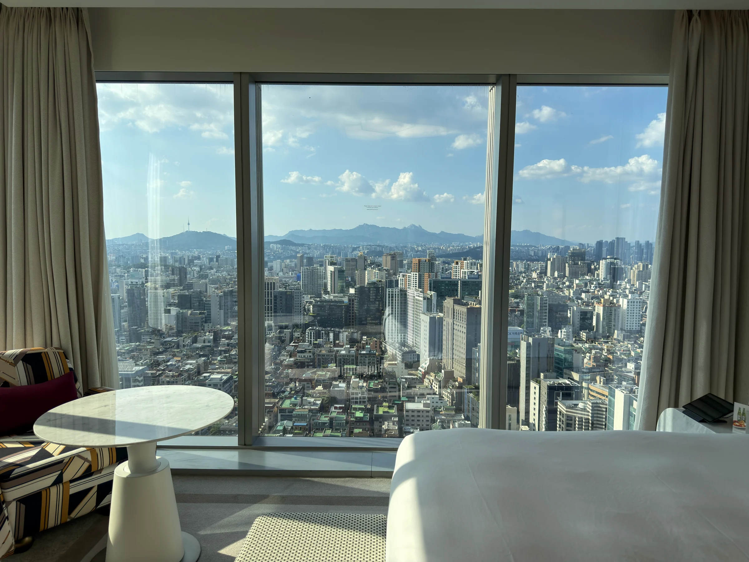大きな窓の向こうに広がる、江南の街並み。