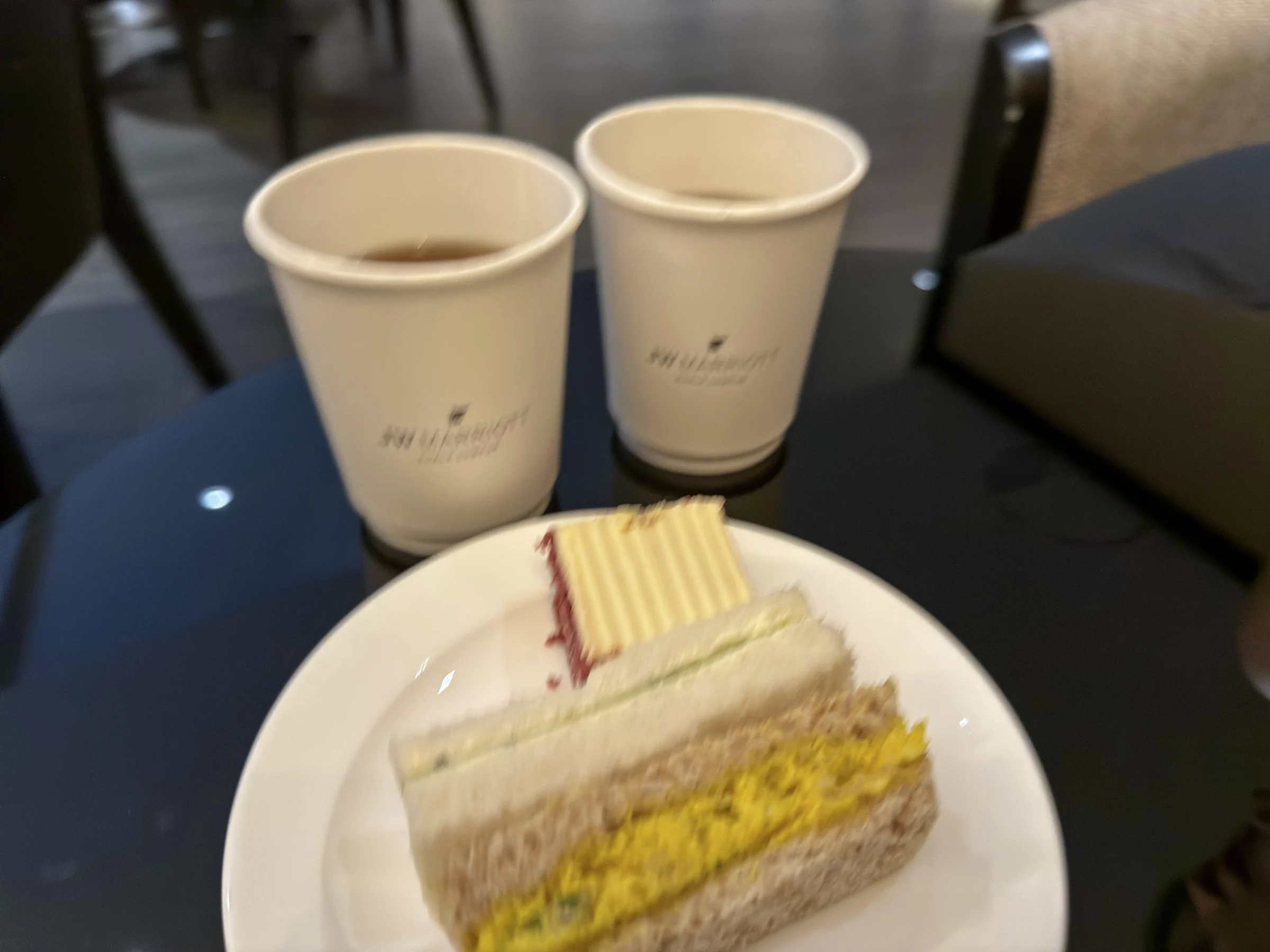 チェックインのあと、紅茶とサンドウィッチ。
