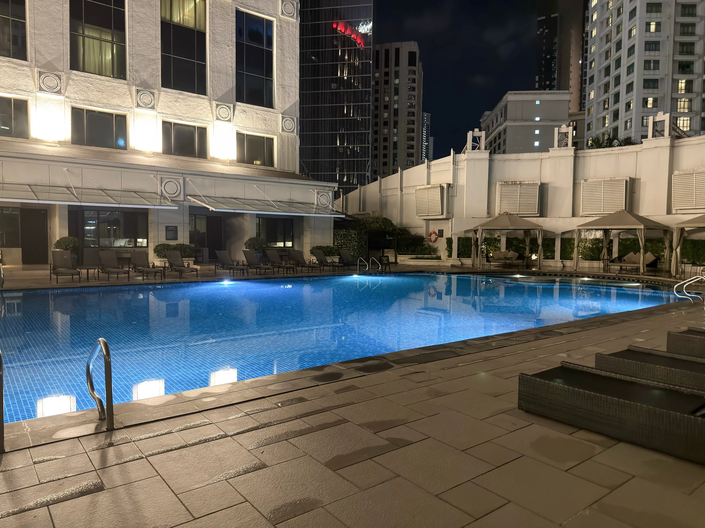夜のプールは、また違う雰囲気に。