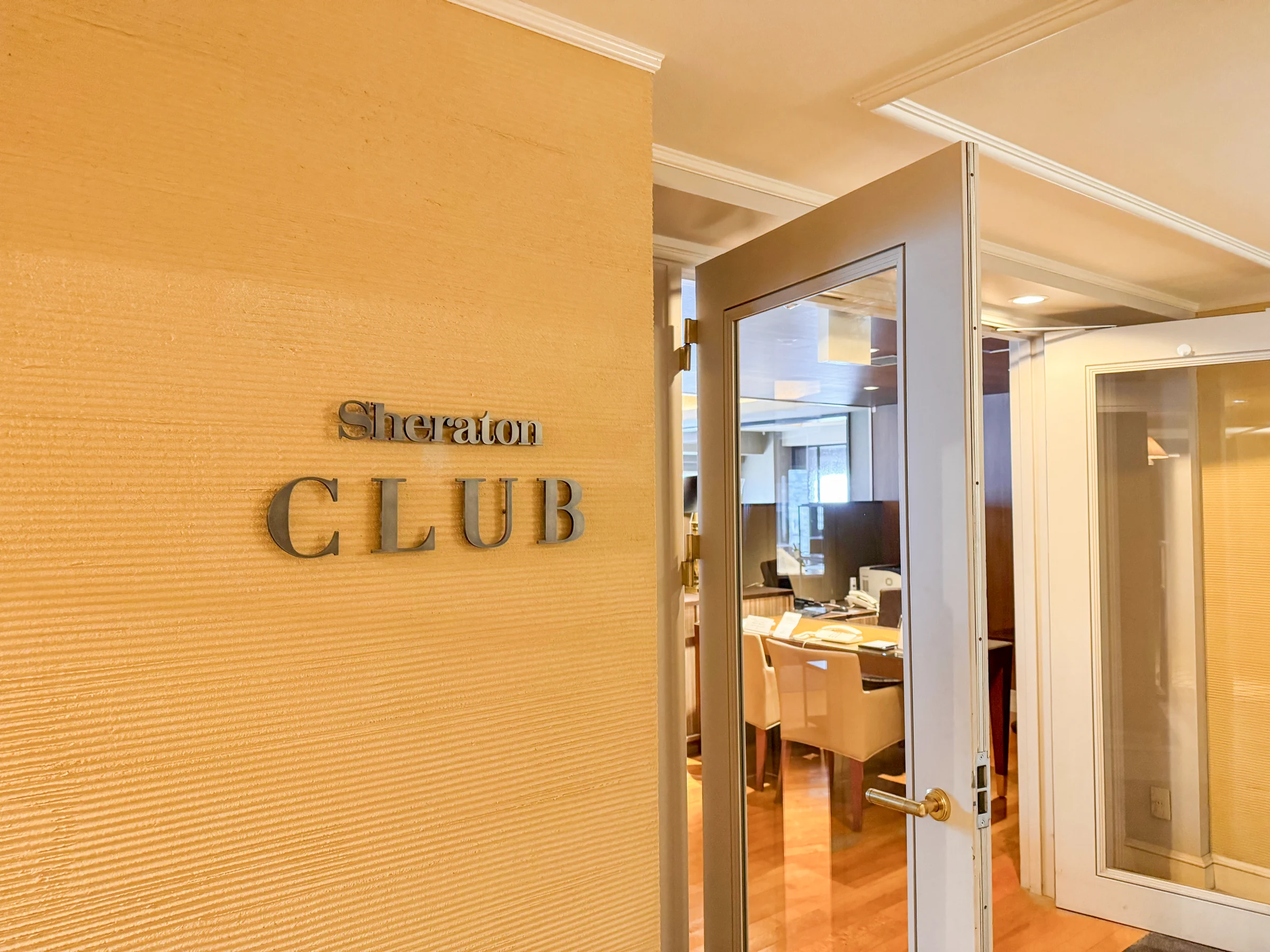 The entrance to Sheraton Club on the 19th floor.