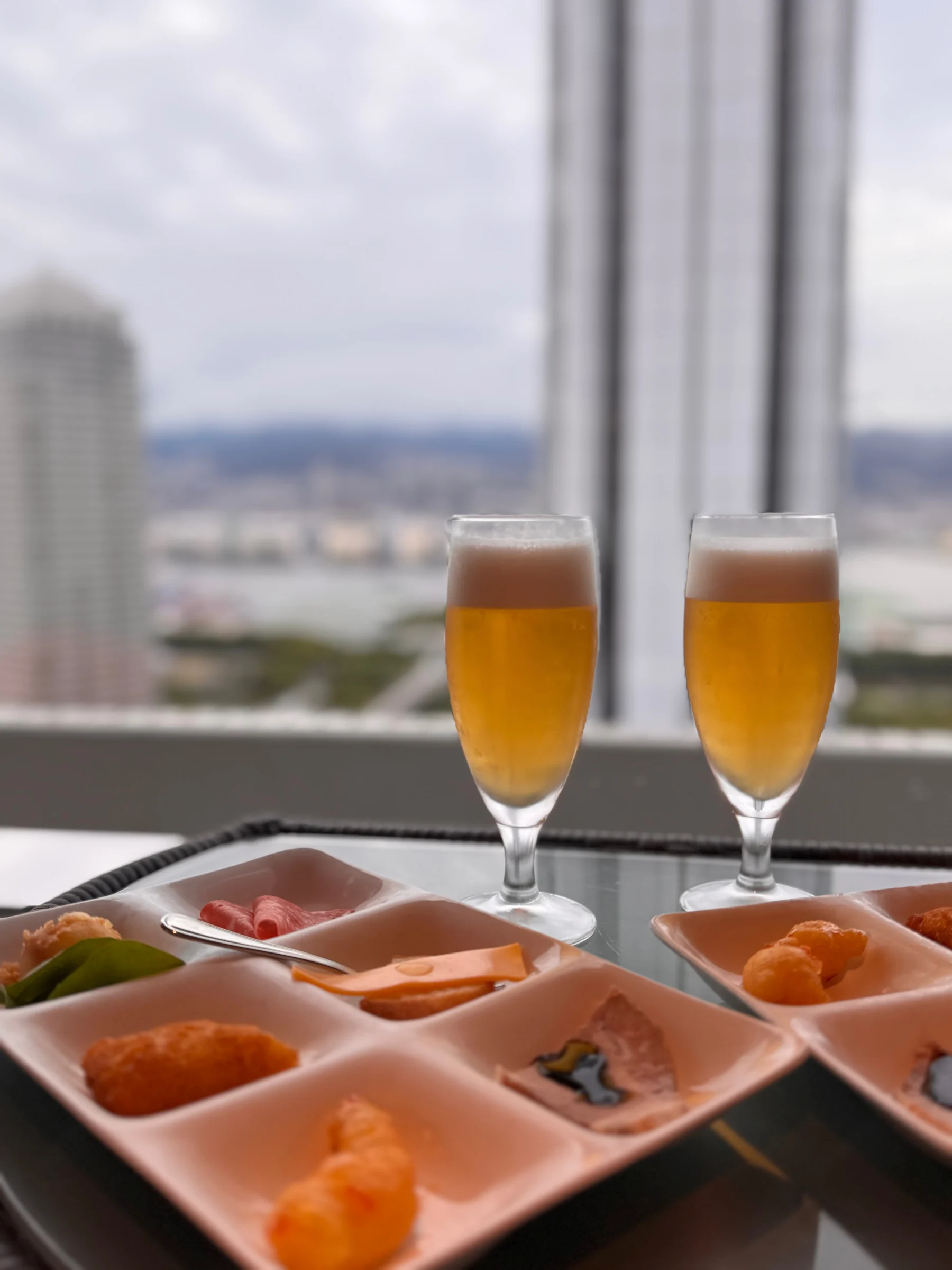 Hors d'oeuvres and beer at cocktail time.