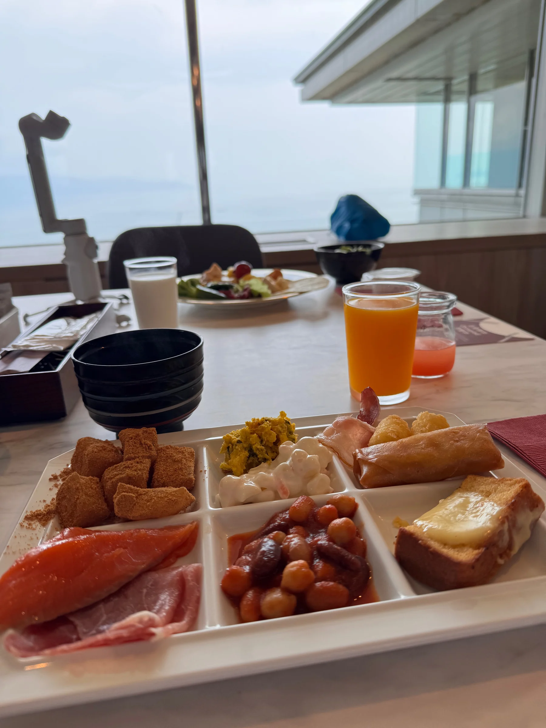 Japanese and Western dishes, with a lake view
