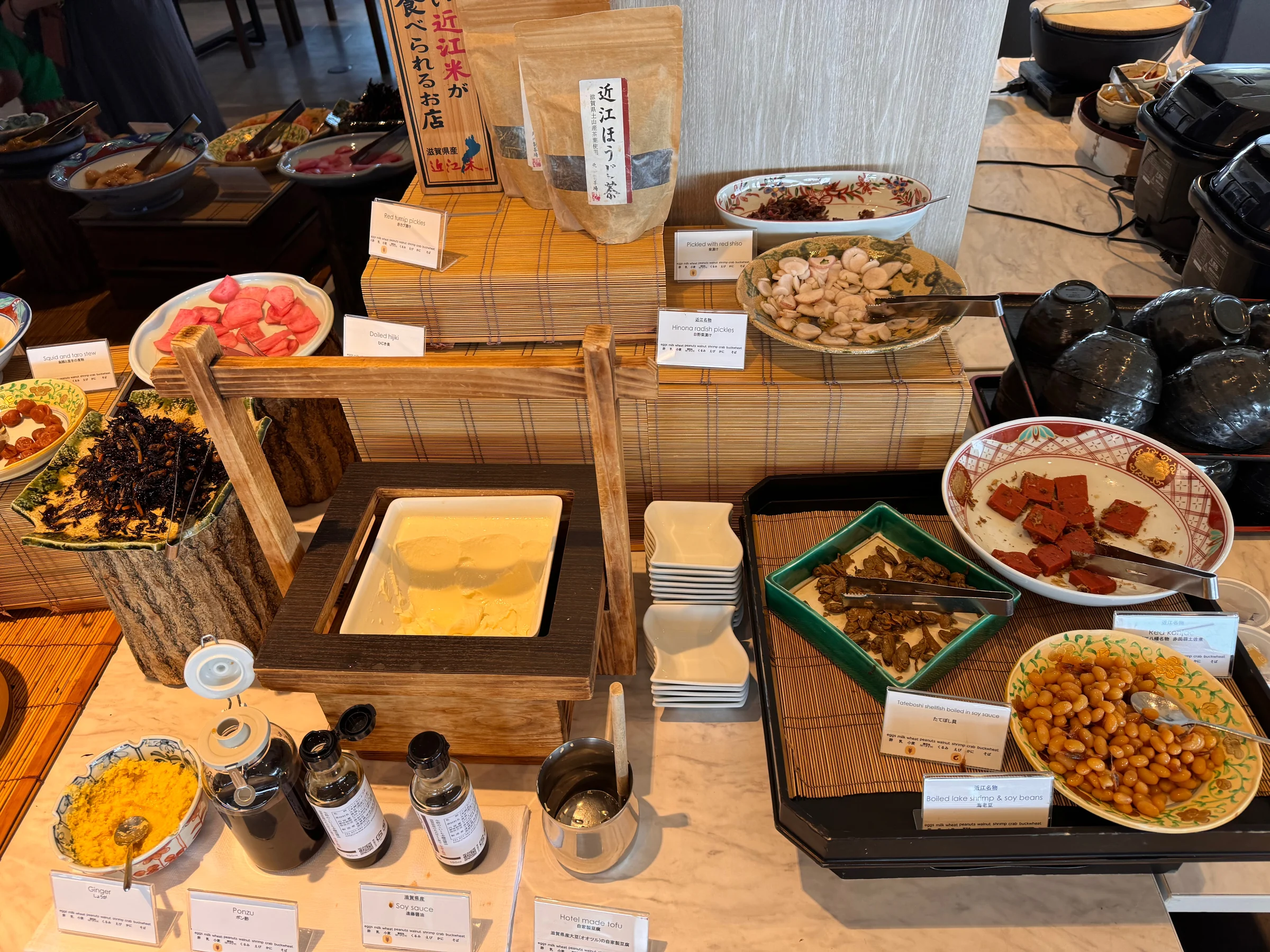 Japanese dishes and small bowls