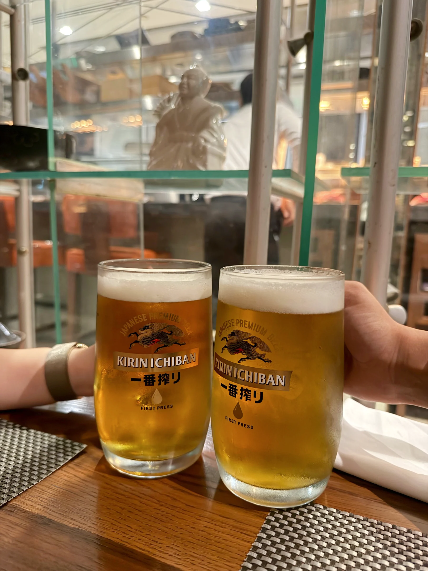 日本食レストランでビールを乾杯