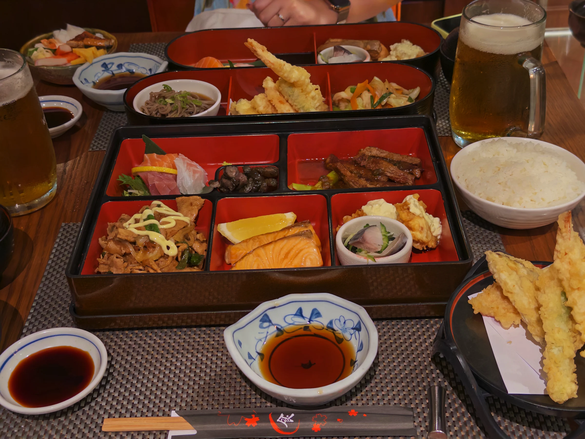 天ぷらとお弁当が並ぶ食卓