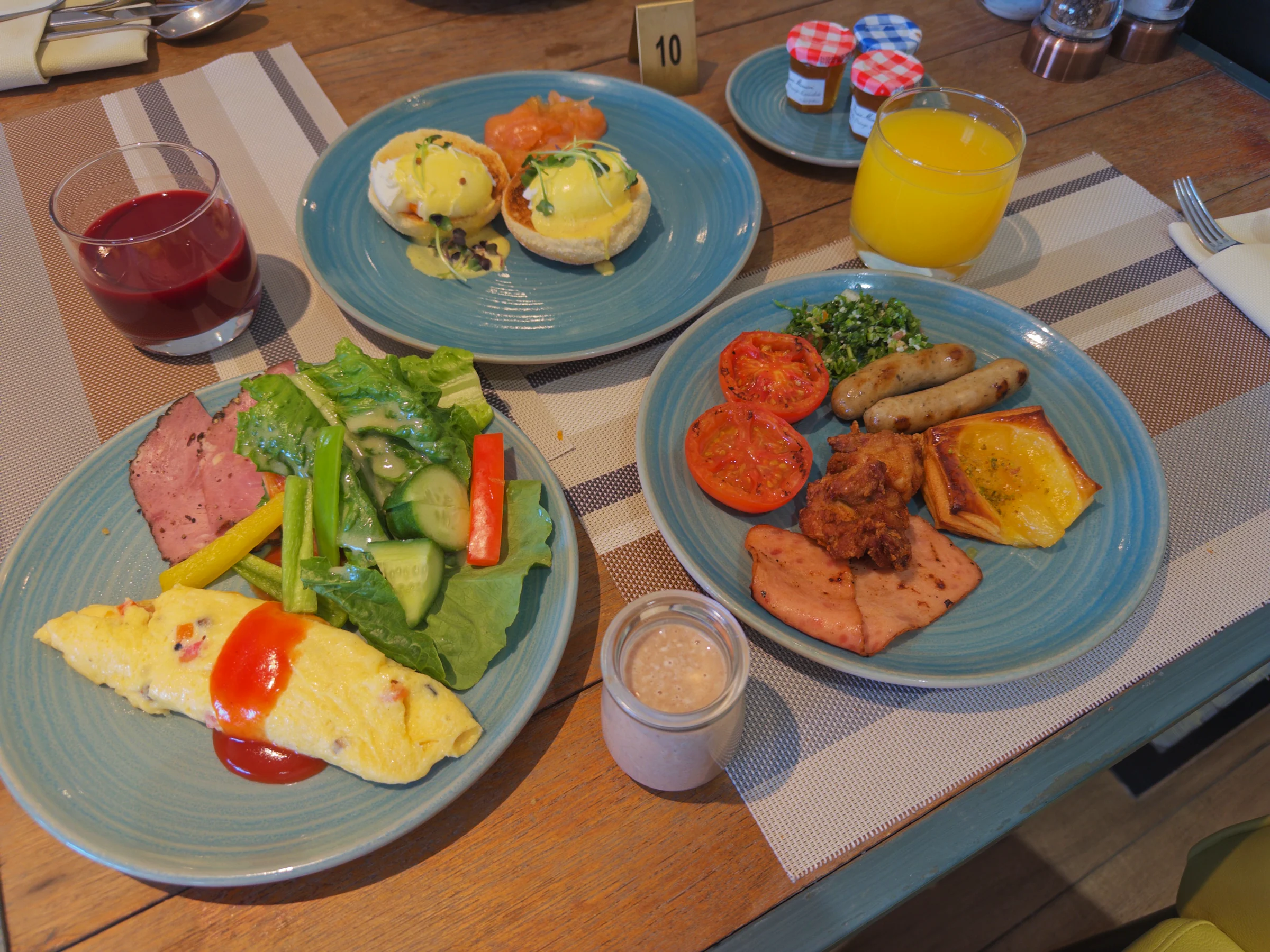 卵料理とサラダを載せた朝食のテーブル