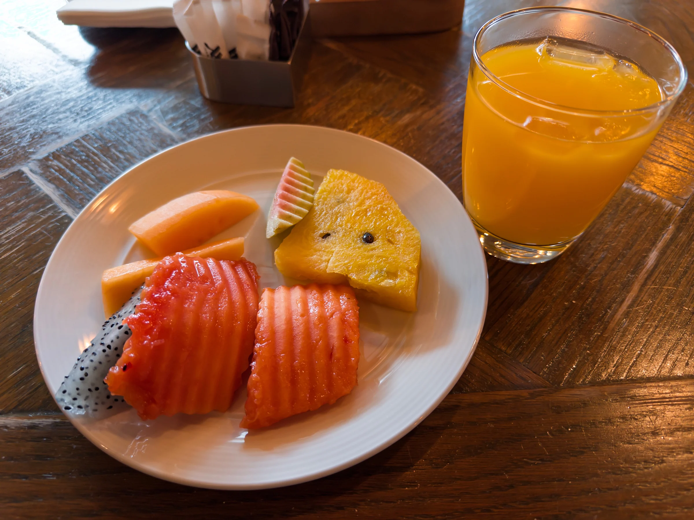 朝食のフルーツとジュース