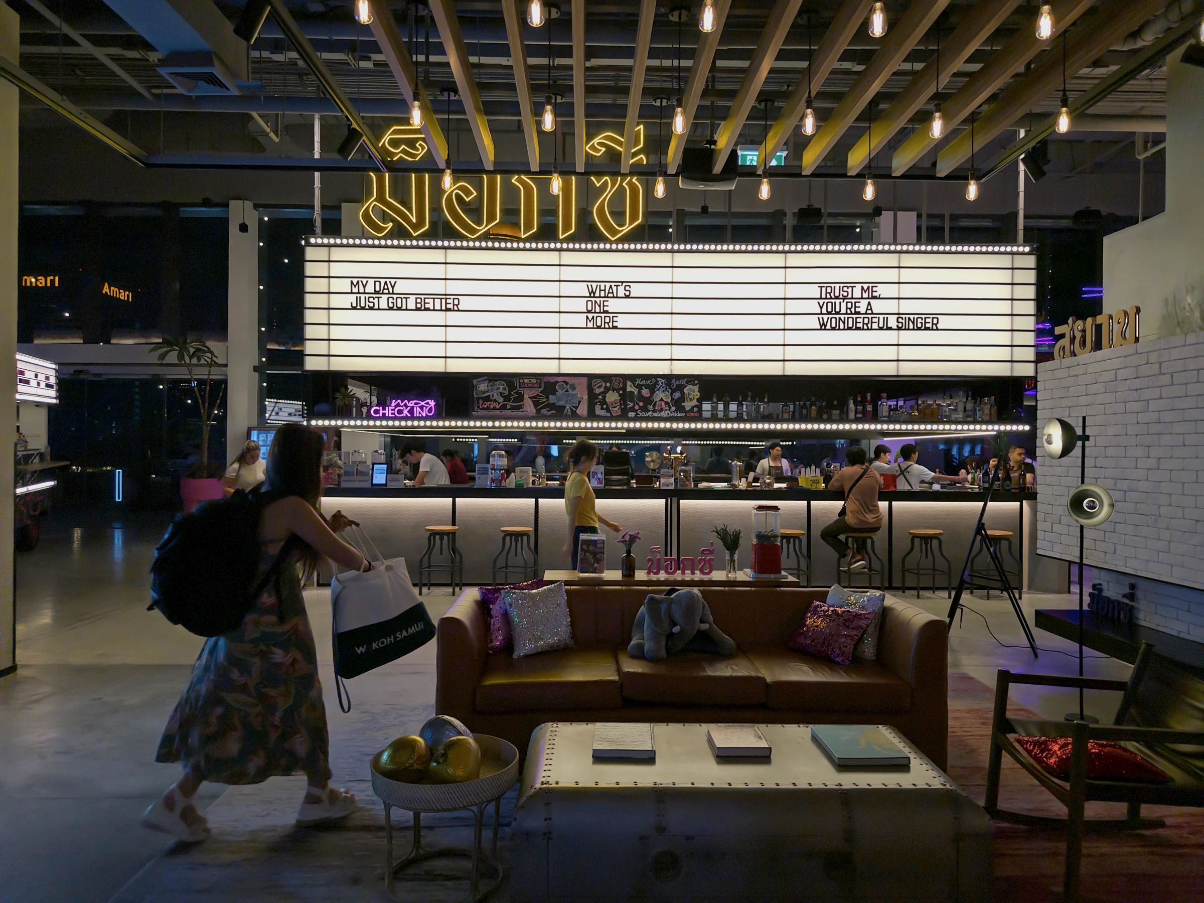 夜に到着したモクシーのバーとロビー