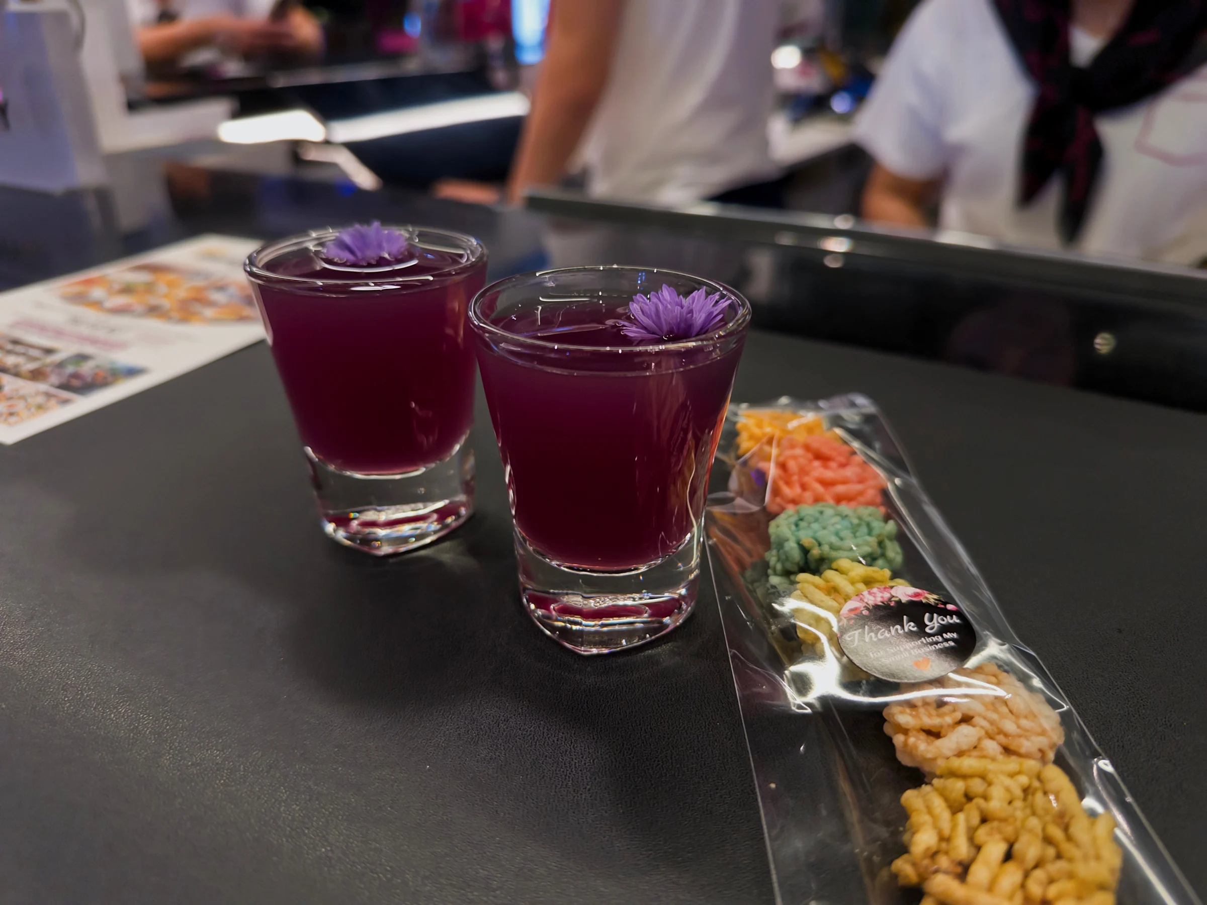 ウェルカムドリンクと小さな料理