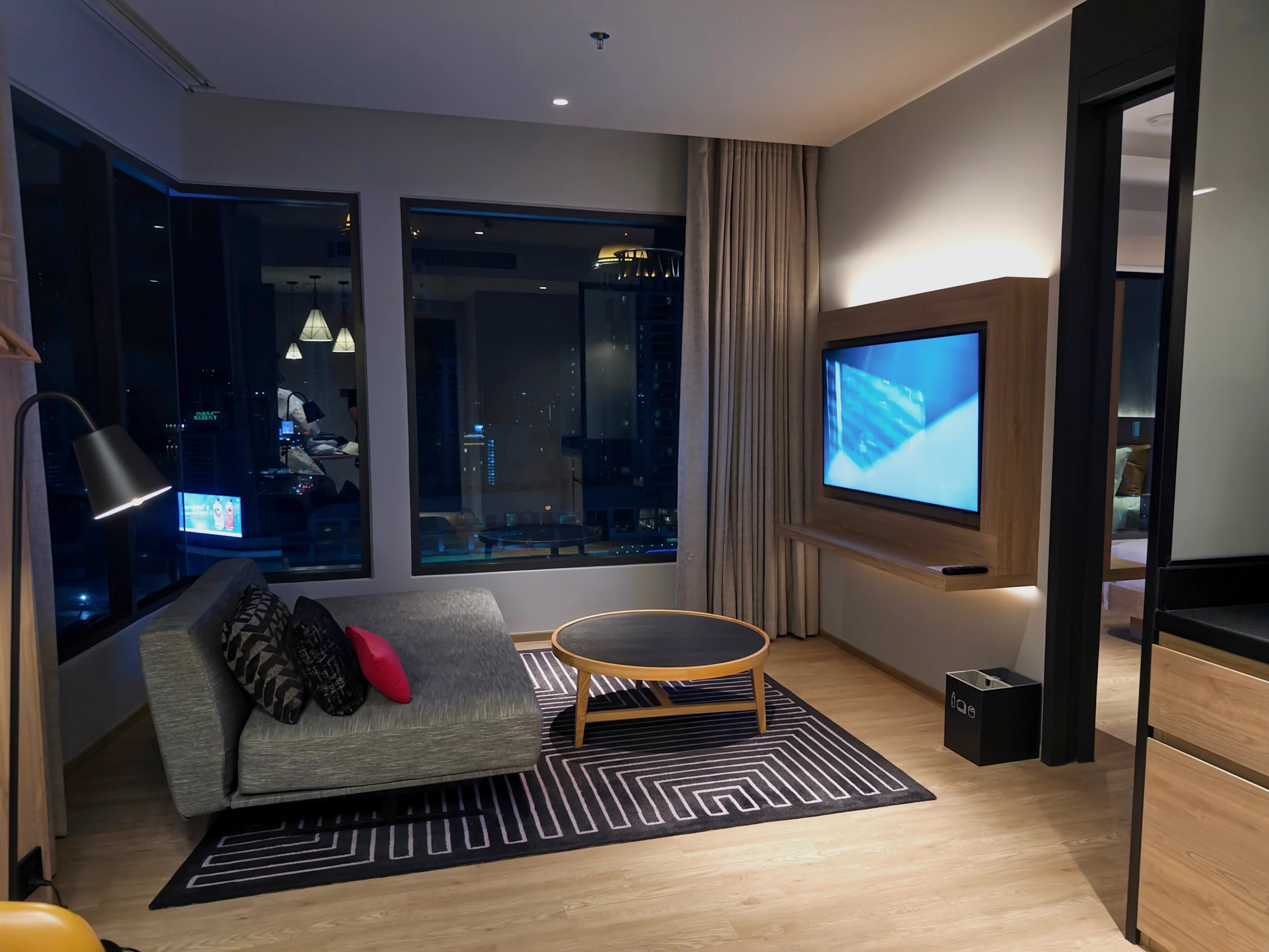 ソファとテレビのある客室